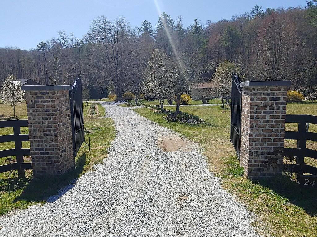 Die Hütte in Maggies Farm am rauschenden Tucker Creek, Forellenteich, Blue Ridge Pkwy in Transylvania County