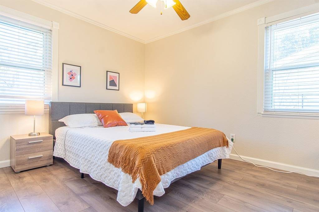 Stylish and Cozy 4Br Home for Long-Term Stays! in Irving, Dallas County
