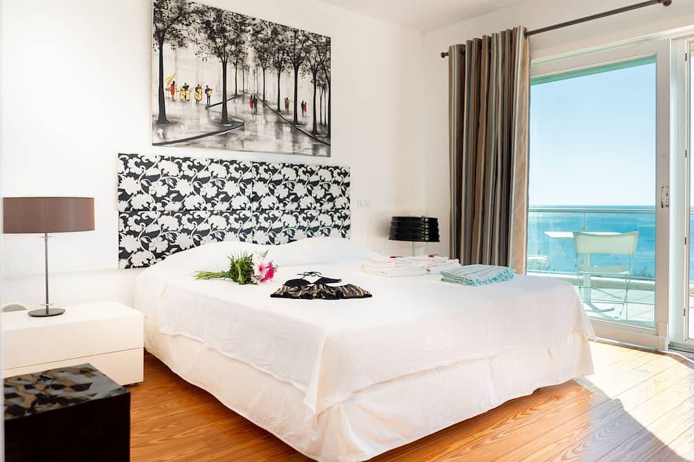 Luxury Villa with infinity pool and breathtaking sea view (New Prices) in Luz, Faro District