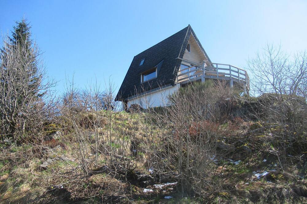 Chalet at the foot of the slopes with panoramic views of the Auvergne mountains in Chastreix-Sancy, Chastreix