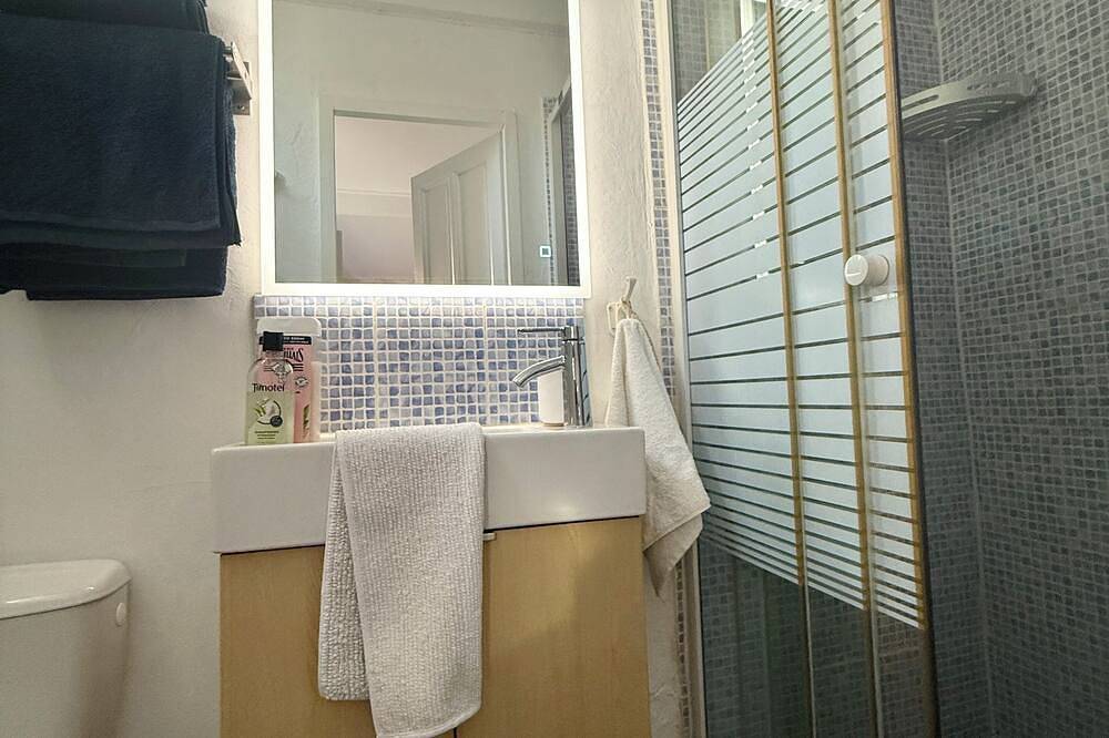 Immerse yourself in a Provencal getaway in this delightful, fully-equipped room. in Sanary-sur-Mer, Toulon Region