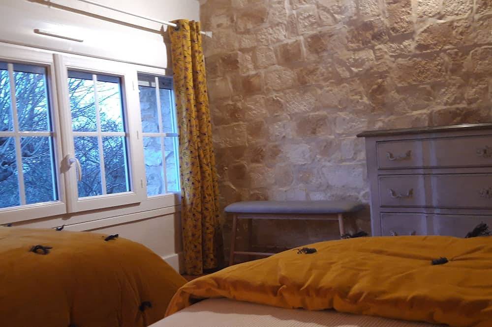 Stone house in a quiet park, 20 minutes from St Emilion and Bordeaux in Saint-Romain-la-Virvée, Libourne und Umgebung