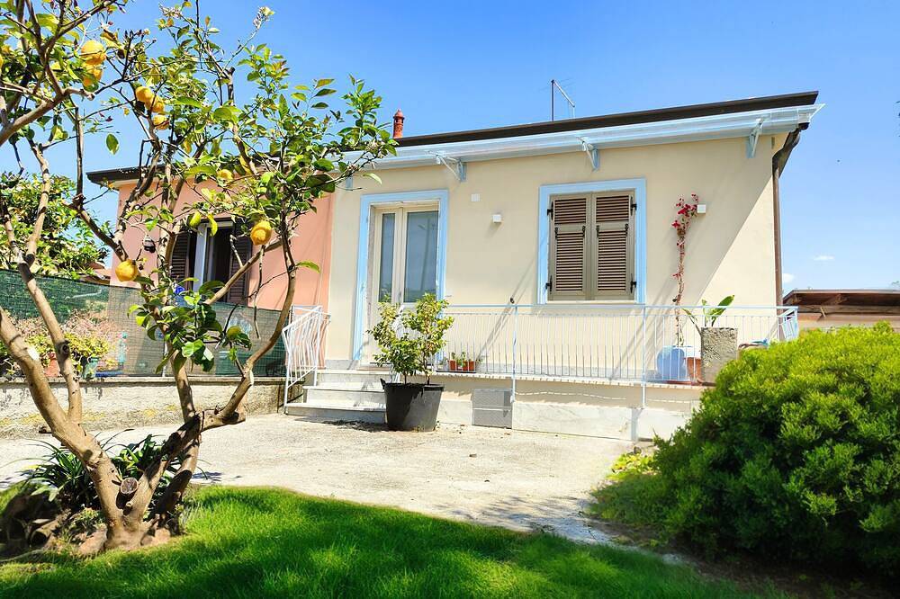 Casa con giardino a Marina di Massa a due passi dal centro e dal Mare in Marina di Massa, Massa