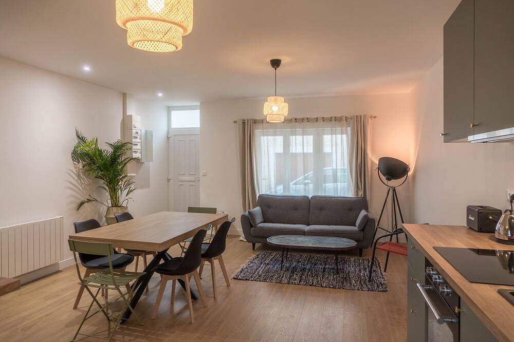 Maison Avec Extérieur à 2 pas du Centre : 3 Chambres - 3 Salles de Bain - 6 Pers in Orléans, Loire Valley