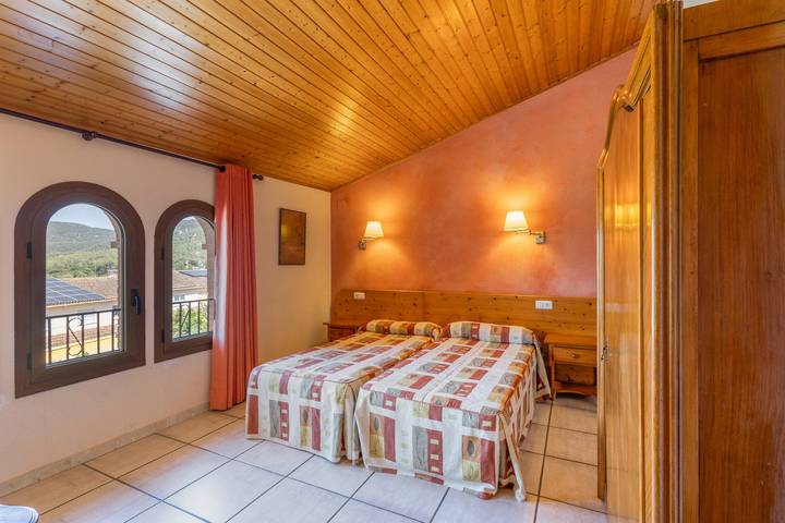 Bed and Breakfast 'Els Castellers' with Shared Pool, Wi-Fi, and Air Conditioning in Cantallops d'Avinyonet, Avinyonet del Penedès