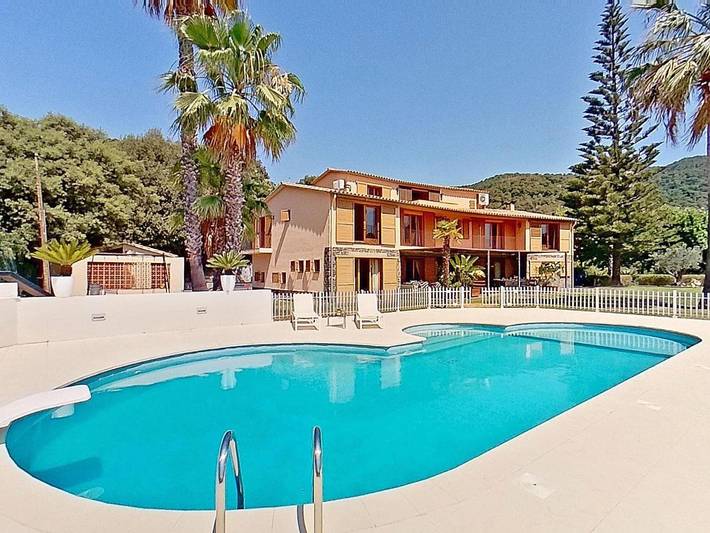 Ferienhaus für 16 Personen, mit Ausblick und Pool sowie Balkon und Garten - 1