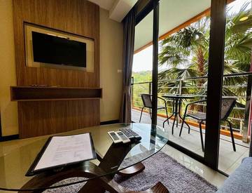 Gîte pour 2 personnes, avec piscine ainsi que balcon et vue dans Rawai Beach