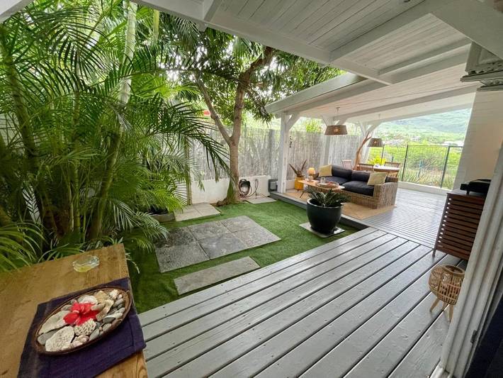 Gîte pour 4 personnes, avec jardin et vue ainsi que piscine et terrasse à La Saline les Bains - 3