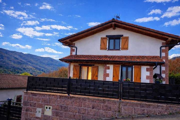 Chalet pour 8 personnes, avec balcon ainsi que piscine et jardin - 1