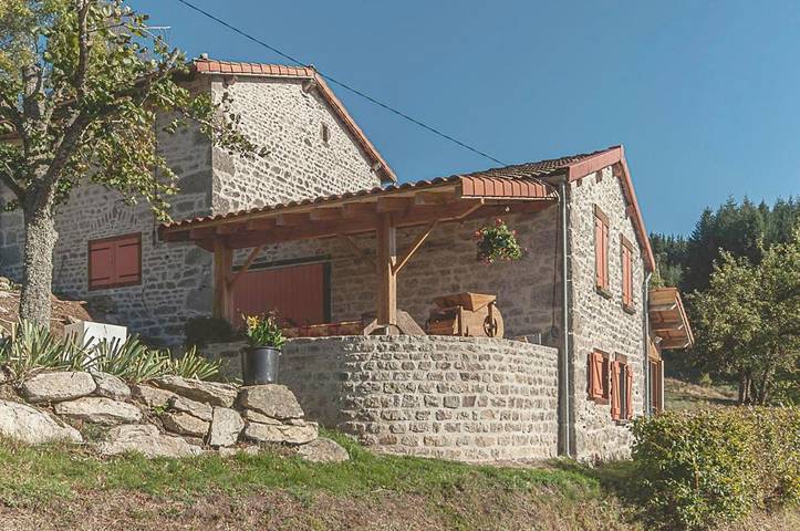 Gîte pour 5 personnes, avec vue et jardin à Vertolaye