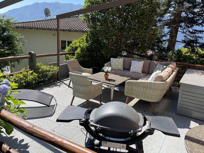 Ganze Wohnung, Ferienwohnung an ruhiger Lage, traumhafter Ausblick, Gartensitzplatz mit Lounge in Orselina, Tessiner Alpen
