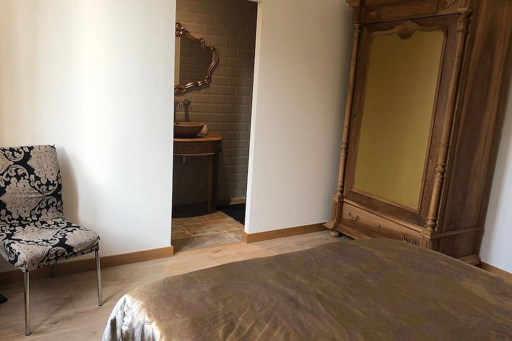 Bedroom with bathroom - Chateau du Mouillat in Saint-Clair-de-la-Tour, Región de La Tour-du-Pin