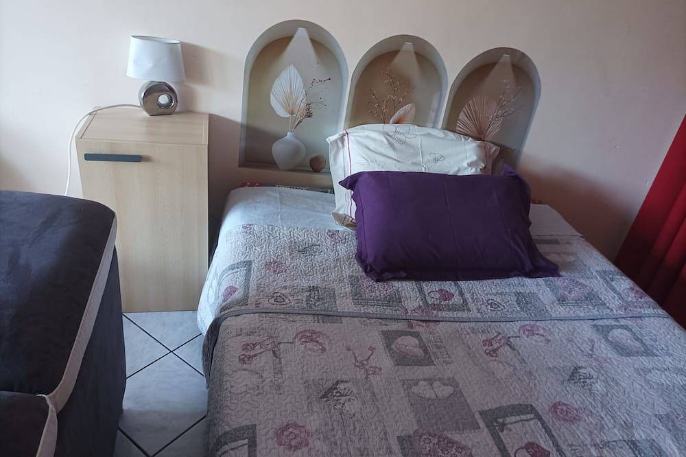 Entire apartment, Cosy studio overlooking the Auvergne volcanoes in Royat, Volcans d'Auvergne Regional Nature Park