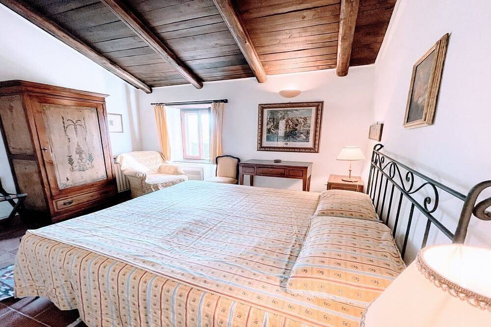 Malerisches Häuschen mit Balkon + Patio / Sitze 4/5 im privaten Dorf in Spoleto, Perugia Provinz