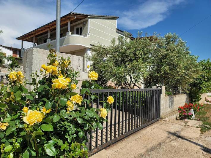 Appartamento per 4 persone, con Balcone e Terrazza nonché Giardino e Panorama a Ksamil