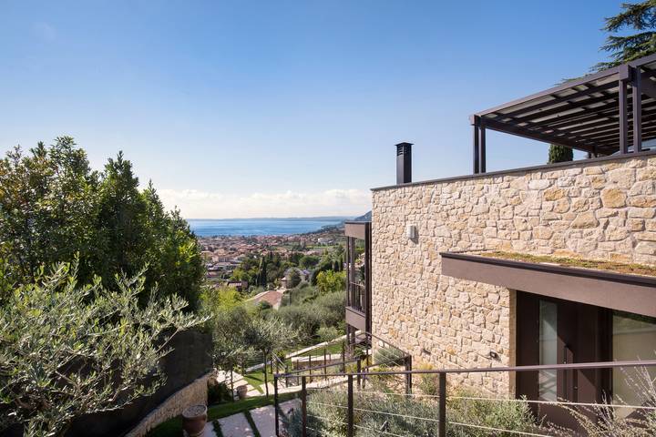Ferienwohnung für 4 Personen, mit Seeblick und Sauna sowie Balkon und Garten in Costermano - 2