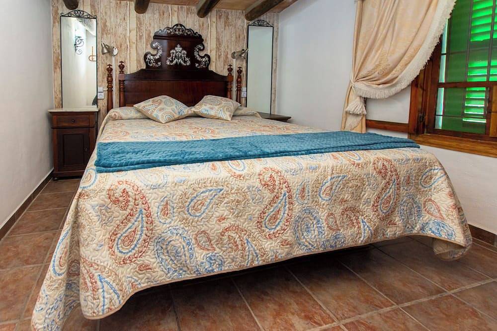 Vacation Home 'Sa Caseta de Santa Maria' with Private Pool and Wi-Fi in Santa Maria del Cami, Majorca Center