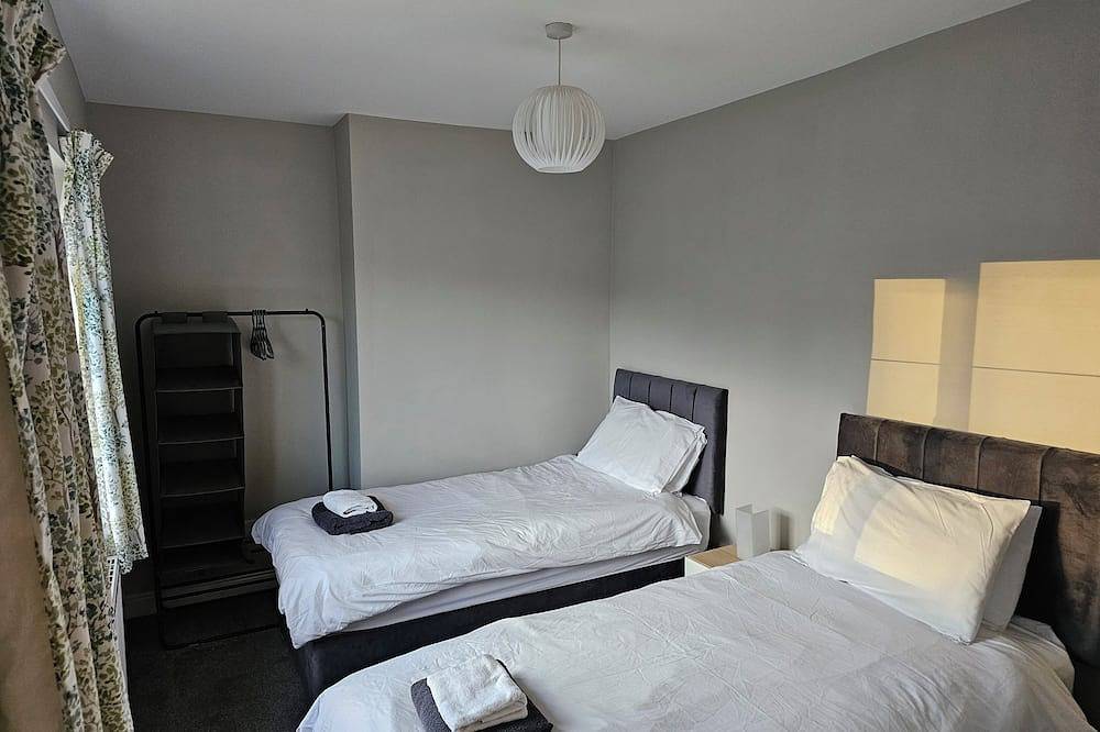 3 Bedroom with 6 x beds - Great location with free parking in Chesterfield, Derbyshire