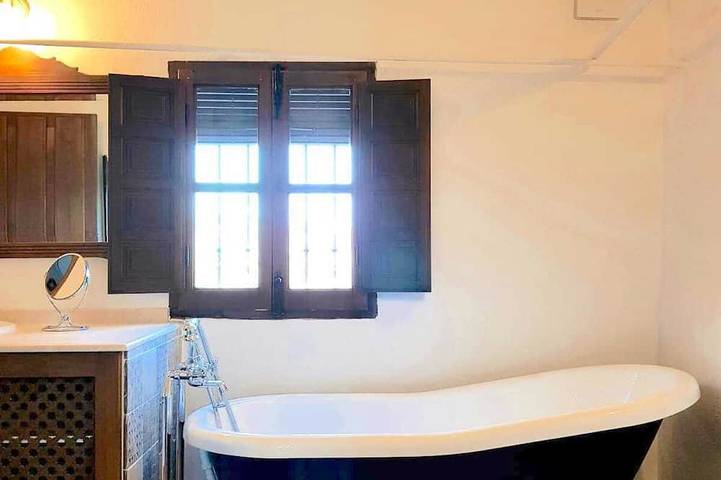 Traditionelles Bergdorfhaus, privater Pool, WiFi und weitläufige Aussicht in Fuente del Conde, Iznájar