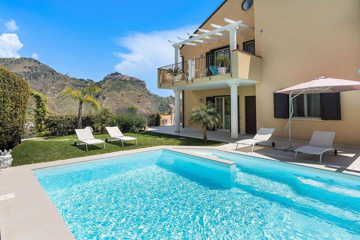 Villa for 8 people, with pool in Taormina
