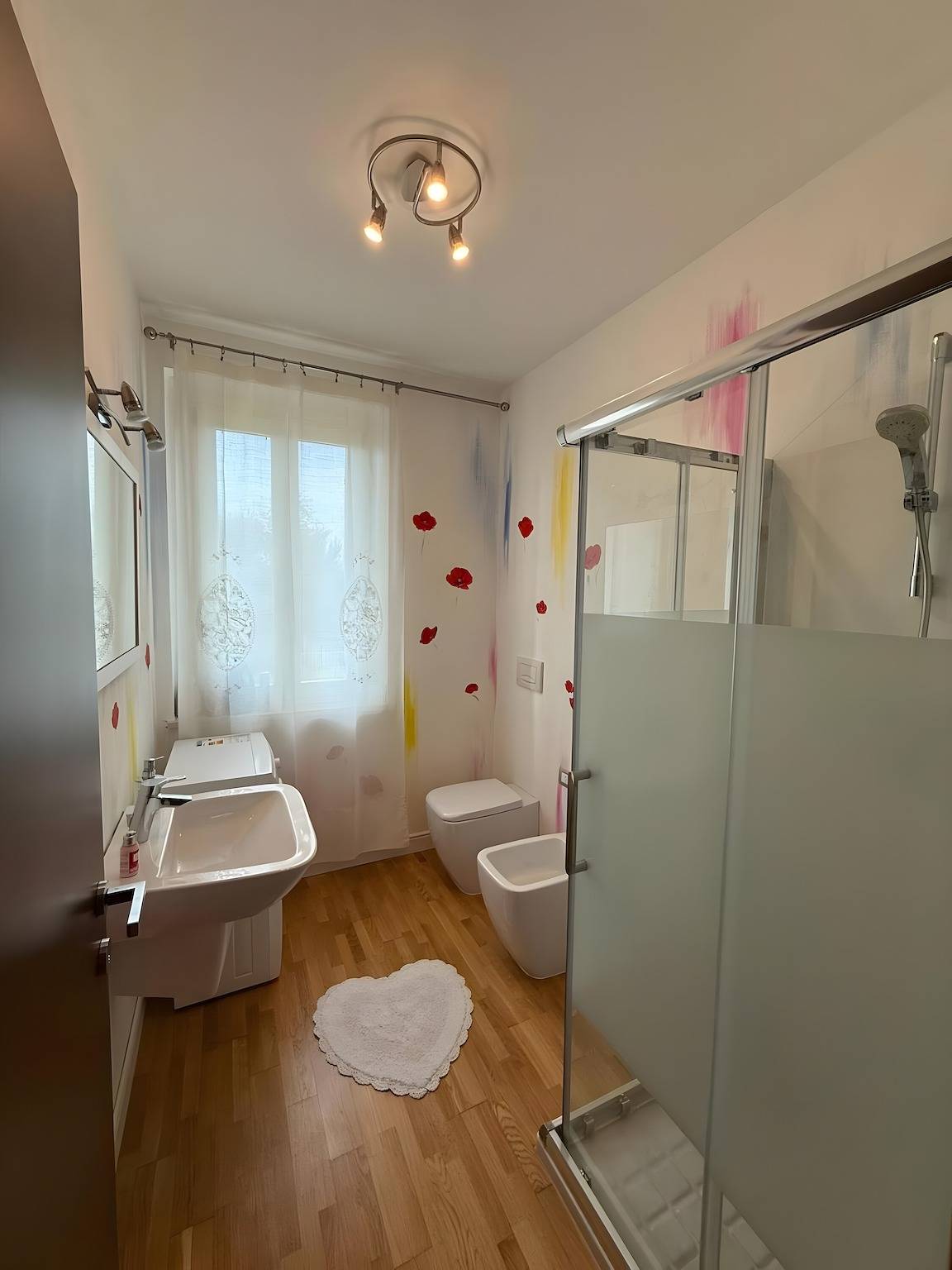 Appartamento intero, Appartamento "Betty's House" con piscina, Wi-Fi e aria condizionata in Peschiera del Garda, Prealpi Gardesane