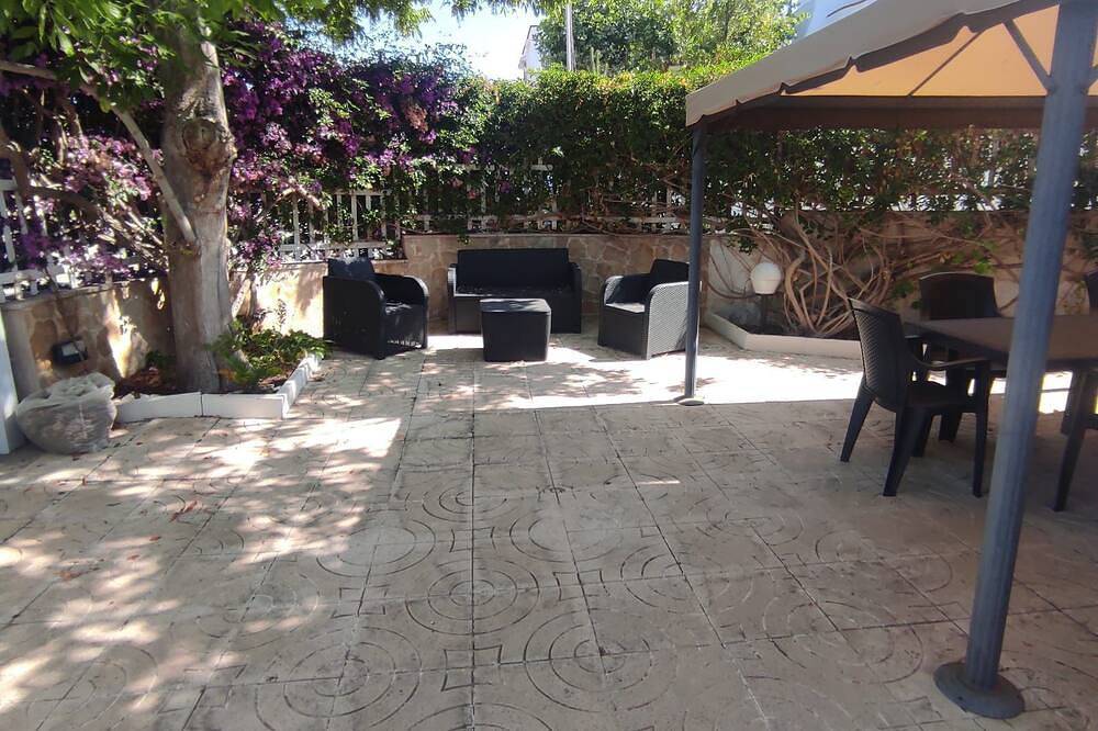 Casa vacanze a pochi passi dal mare, ideale per famiglie con giardino esterno in Leporano, Golfo di Taranto