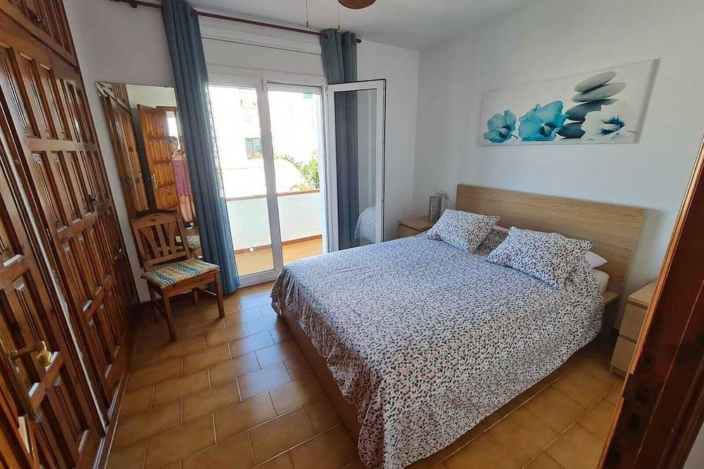 Pretty Pecheur House with three bedrooms for 6 people with garage. in Empuriabrava, Upper Empordà