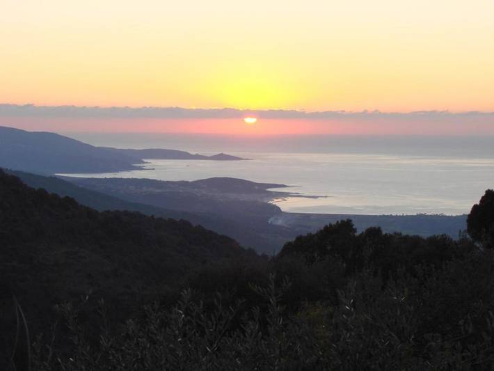 Location de vacances pour 3 personnes, avec Terrasse ainsi que Jardin et Vue à Santa-Maria-Figaniella