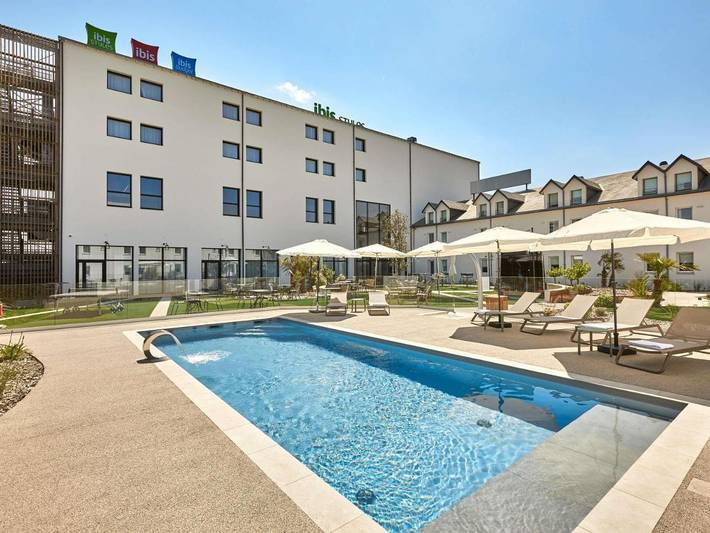 Hôtel pour 2 personnes, avec Terrasse ainsi que Jardin et Piscine à Mouilleron-le-Captif