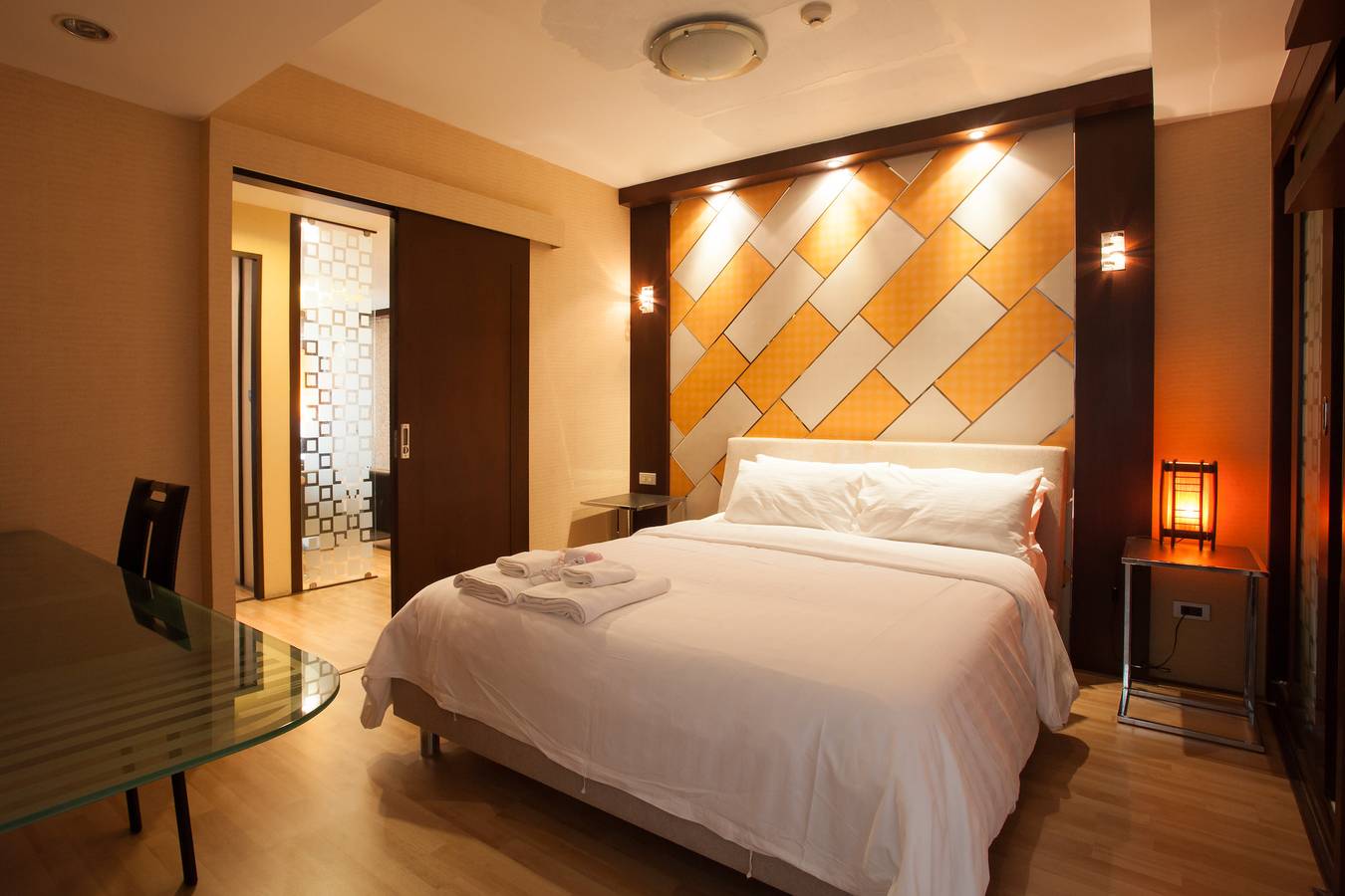 Ganze Ferienwohnung, 2C Serviced Apartment mit 2 Schlafzimmern im Stadtzentrum und Gemeinschaftspool in Watthana District, Bangkok