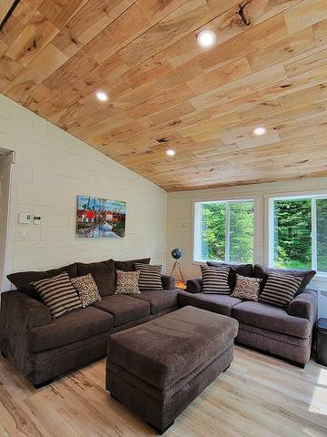 Cottage Rentals for 10 Guests in Owl's Head, Quebec, Picture 4
