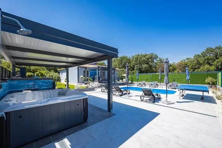 Villa für 6 Personen, mit Pool und Whirlpool sowie Garten, mit Haustier in Fazana