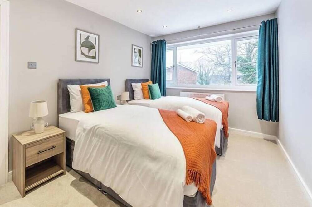 Spacious Family, Contractor Home, Free Parking in Rushmoor, Hampshire
