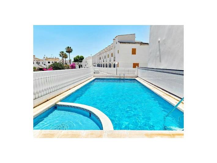 Vakantiehuis voor 6 personen, with Balkon and Terras as well as Zwembad in La Zenia