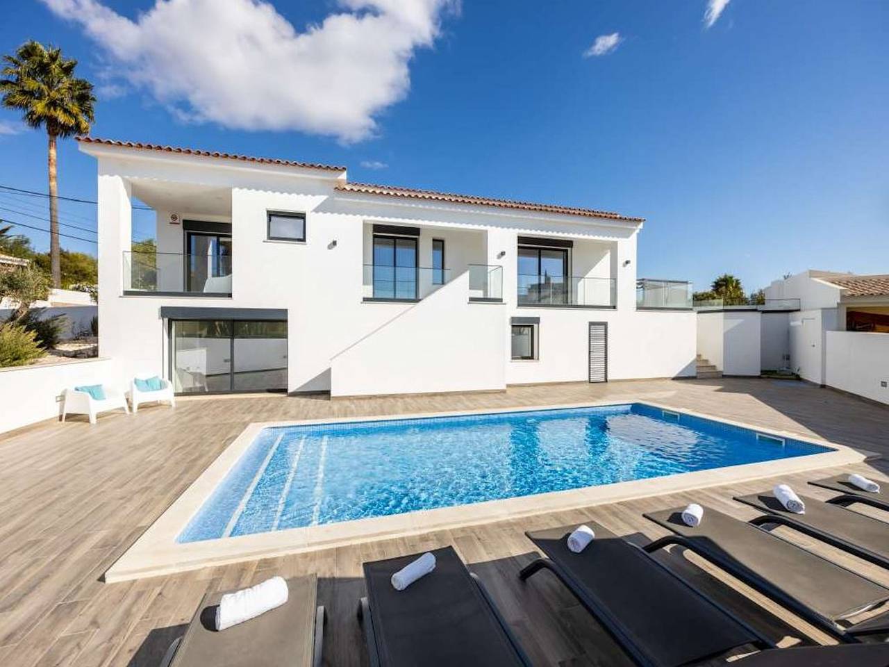 Modern Carvoeiro Villa | 6 Bedrooms | Villa Olive | Private Pool | Close to Amenities in Estômbar, Lagoa