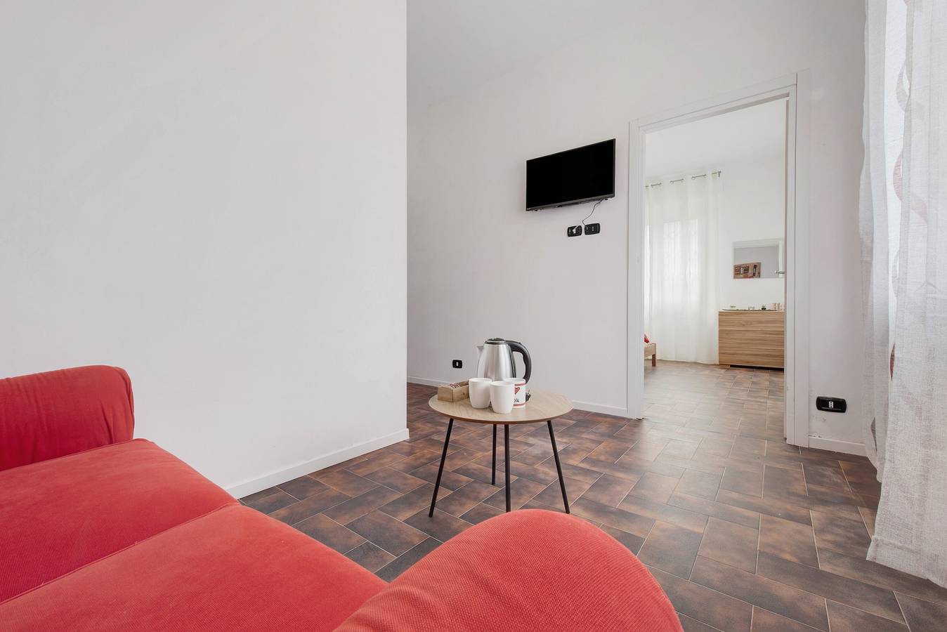 Zimmer 'Rossa' mit gemeinsamer Terrasse und Wi-Fi in Alzate Brianza, Brianza