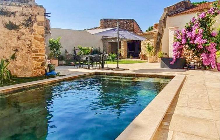 Gîte pour 8 personnes, avec piscine et terrasse à Codolet
