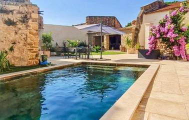 Gîte pour 8 personnes, avec piscine et terrasse à Codolet