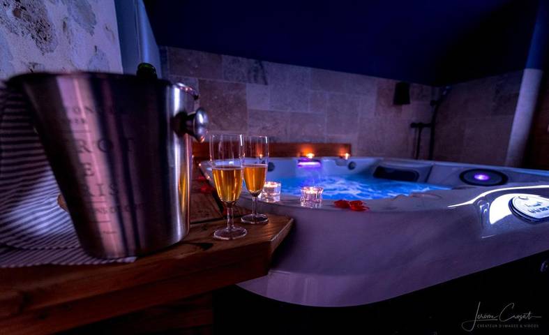 Gîte pour 2 personnes, avec Jacuzzi ainsi que Terrasse et Sauna à Châteauneuf-du-Rhône