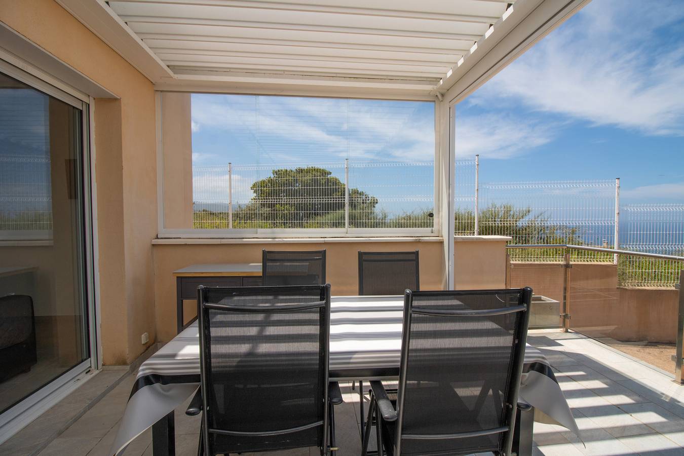 Ολόκληρο το διαμέρισμα, Apartment 'Splendide Grand Neuf' with Shared Pool, Private Terrace and Wi-Fi in Albitreccia, Αιάκειο