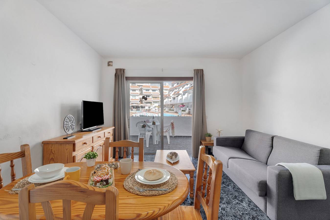 Apartamento entero, Apto Blue Pool Las Floritas con Piscina Compartida, Terraza Privada y Wi-Fi in Playa de las Américas, Arona 