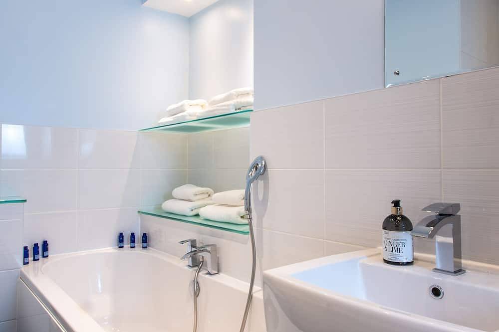 Entire apartment, Luxury Hidden Gem in the Centre of Lymm Village in Warrington, Cheshire