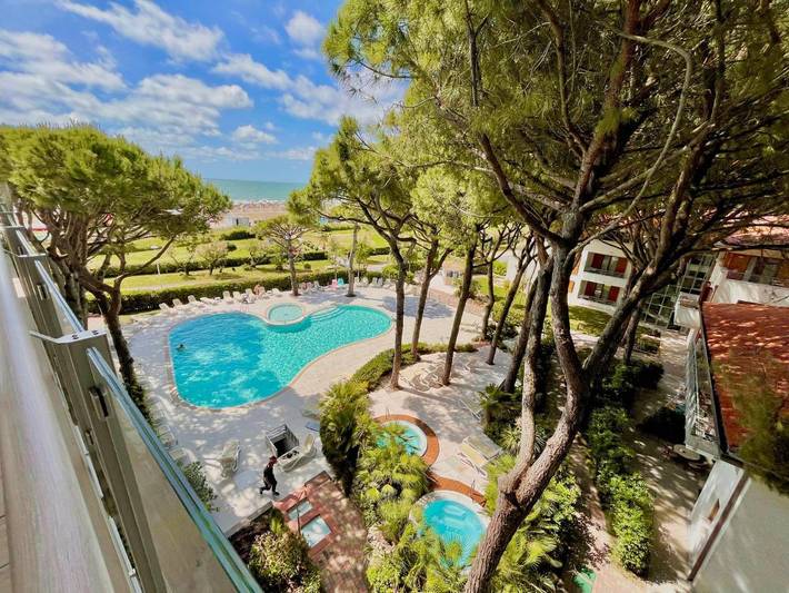 Appartamento per 4 persone, con piscina per bambini e piscina nonché idromassaggio e giardino in Eraclea Mare