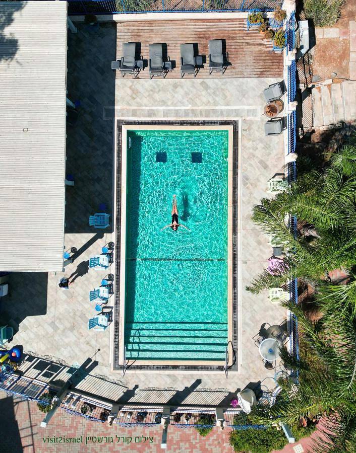 Chalet pour 5 personnes, avec vue sur le lac et piscine ainsi que jardin et vue