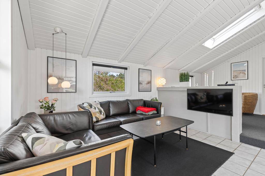 Family-friendly holiday home with sauna and hot tub in Henne, Lake Filsø