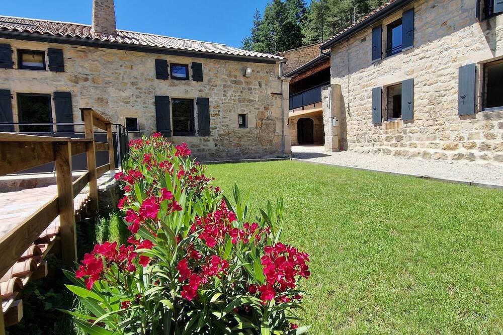Domaine le Bouissou Du Mahun Gîtes de groupes 15 à 40 personnes in Saint-Symphorien-de-Mahun, Région de Tournon-sur-Rhône