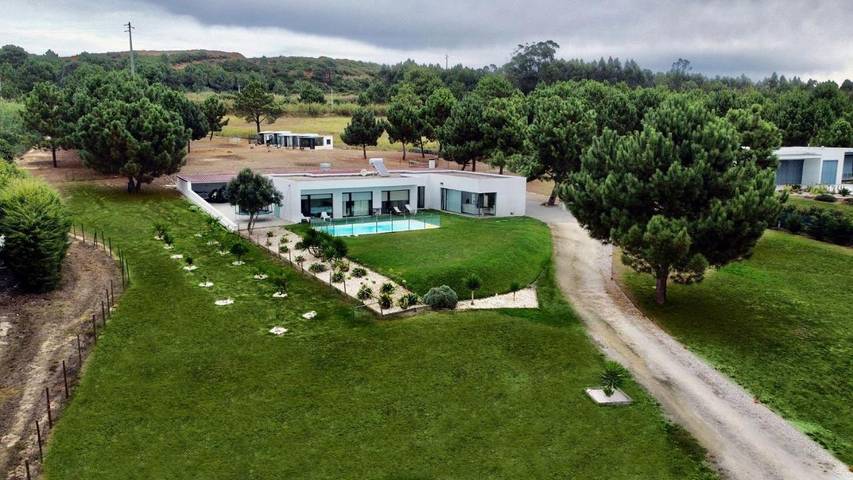 Casa de férias para 10 pessoas, com piscina e jacuzzi e ainda jardim, adaptado a crianças em Foz do Arelho