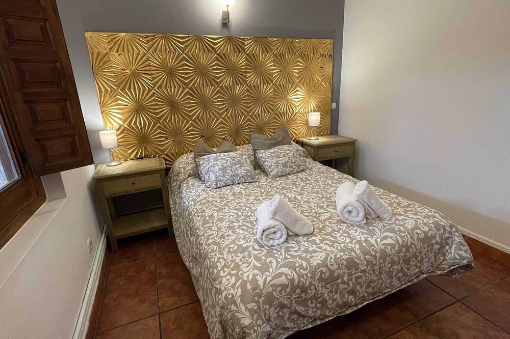 La Casa de la Maestra 1 is a charming house, typical of a town, with a warm and welcoming decoration. in Madarcos, Madrid Province