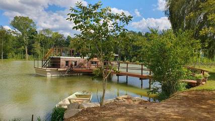 Bateau pour 2 personnes, avec terrasse et vue sur le lac en Nouvelle-Aquitaine
