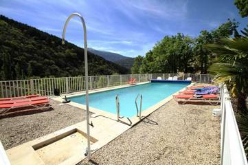 Hôtel pour 2 personnes, avec piscine ainsi que jardin et vue à Plaisians